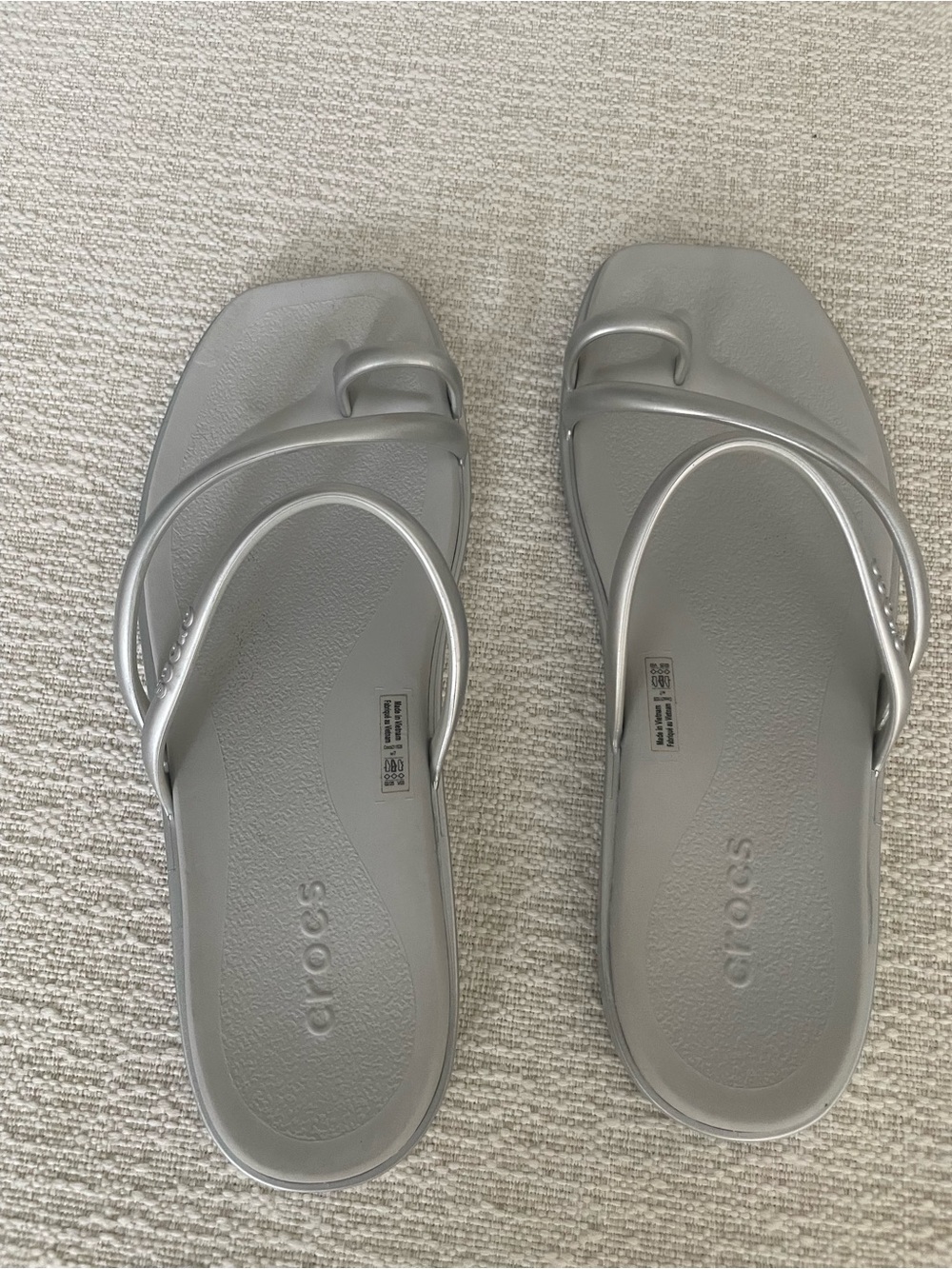 CROCS Women’s Metallic Silver Strappy Toe-Ring Sandals